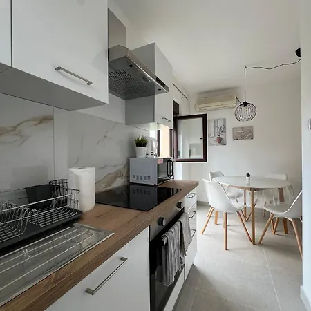 Maestral Lägenhet Njivice